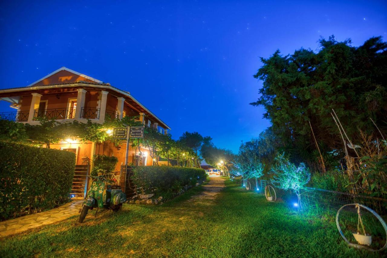 Christinas Apartments Agios Matthaios  Exterior photo