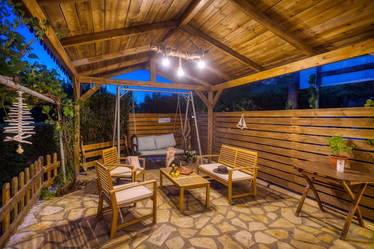 Christinas Apartments Agios Matthaios  Exterior photo