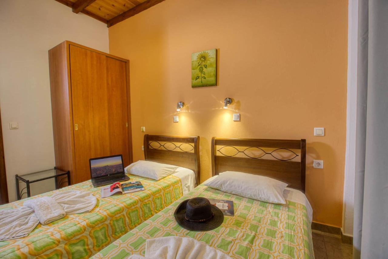 Christinas Apartments Agios Matthaios  Exterior photo