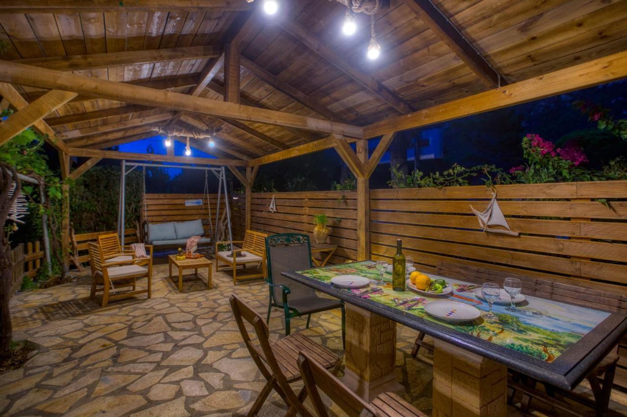 Christinas Apartments Agios Matthaios  Exterior photo