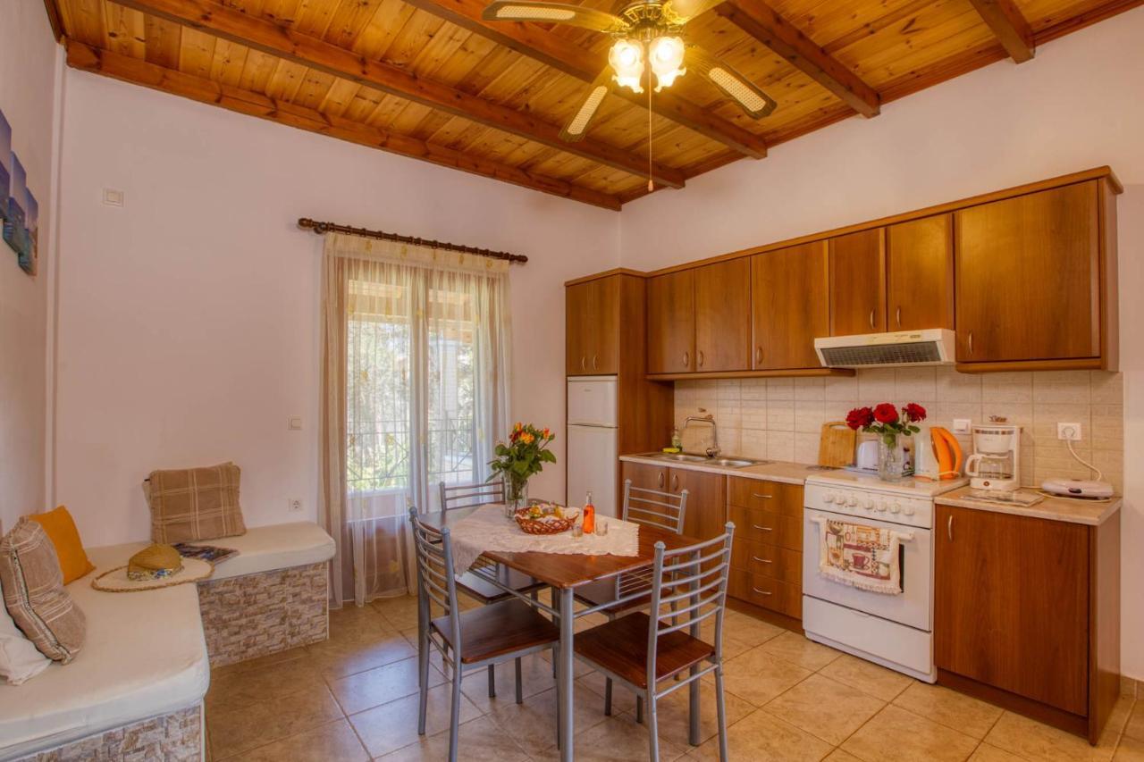 Christinas Apartments Agios Matthaios  Exterior photo