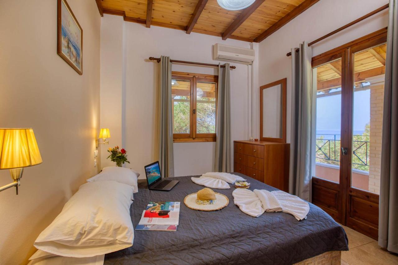 Christinas Apartments Agios Matthaios  Exterior photo