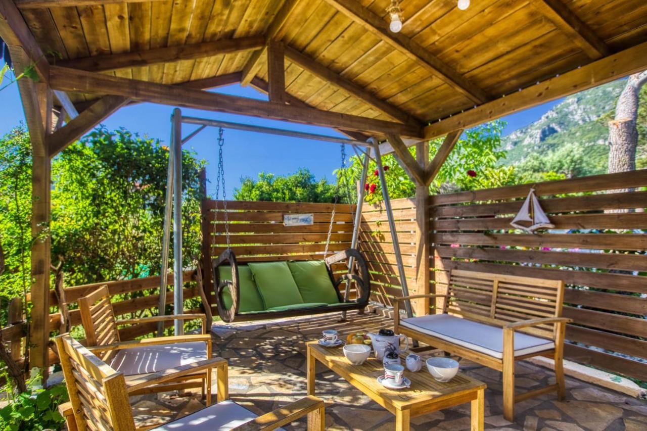 Christinas Apartments Agios Matthaios  Exterior photo