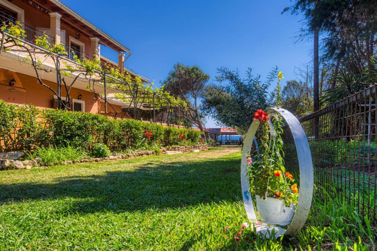 Christinas Apartments Agios Matthaios  Exterior photo