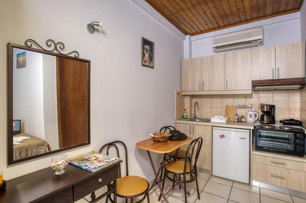 Christinas Apartments Agios Matthaios  Exterior photo