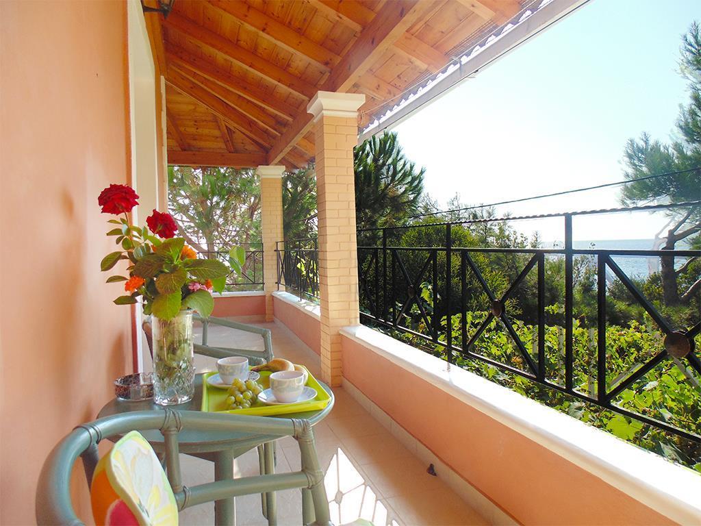 Christinas Apartments Agios Matthaios  Exterior photo