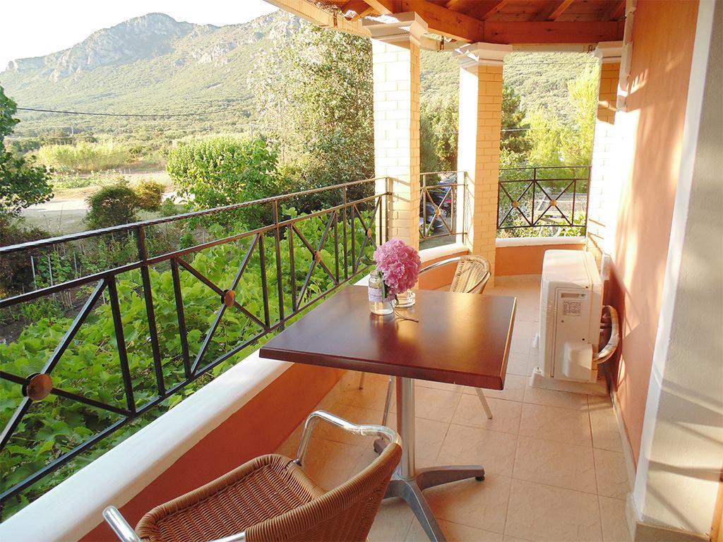 Christinas Apartments Agios Matthaios  Exterior photo