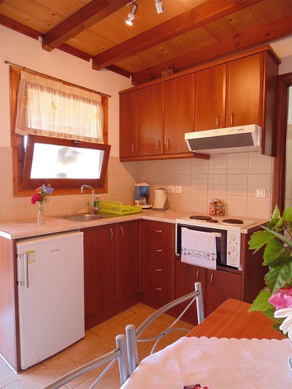 Christinas Apartments Agios Matthaios  Exterior photo