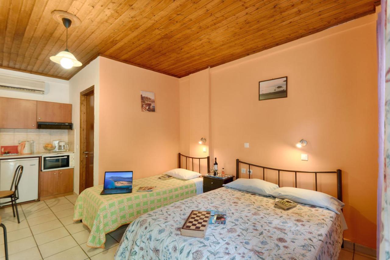 Christinas Apartments Agios Matthaios  Exterior photo